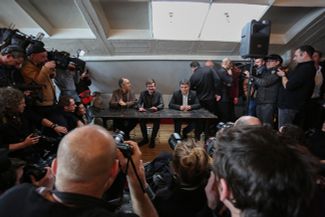 Пресс-конференция, на которой представили первый номер Charlie Hebdo, выпущенный после теракта. 13 января 2015 года