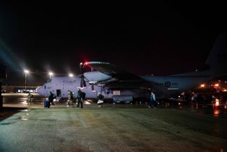 Эвакуированные жители Йеллоунайфа покидают борт канадского военного самолета C-130 Hercules в международном аэропорту Эдмонтона. Воздушное пространство над международным аэропортом Келоуна было закрыто утром 18 августа, и большинство рейсов отменили, чтобы освободить место для экипажей, которые тушат лесные пожары