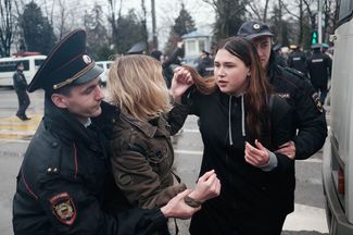 Одним из самых ярких оказался митинг в Краснодаре. Здесь, по данным «Югополиса», полиция задержала более ста человек. Полиция пыталась активно препятствовать движению митингующих от Чистяковской рощи по улицам города