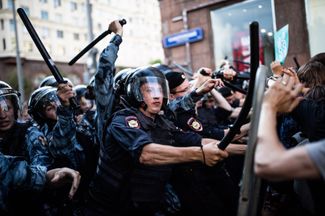 Протесты в Москве летом 2019 года. Главными итогами тех акций стали успех оппозиции на выборах в сентябре того же года и «московское дело» о массовых беспорядках. Фигурантами дела стали 32 человека; 22 были осуждены
