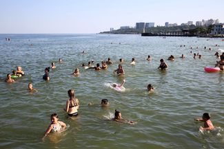 Отдыхающие на пляже Ланжерон, где власти Одессы запретили купаться, 18 августа 2023 года