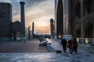 Главная площадь Самарканда — Регистан, 4 марта 2018 года. Гробница Ислама Каримова расположена неподалеку