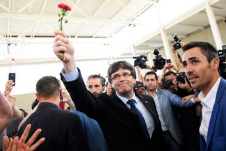 Президент Каталонии Карлес Пучдемон с гвоздикой