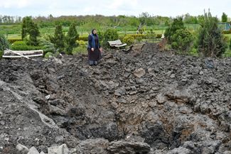 Воронка от взрыва на территории скита в Адамовке, оставшаяся после обстрела