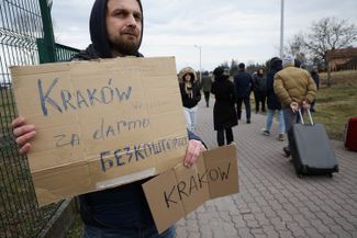 Живущий в Польше украинец встречает своих соотечественников в Медыке, чтобы бесплатно отвезти их в Краков. 25 февраля 2022 года