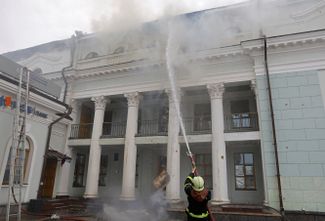 Пожарные тушат возгорание на крыше железнодорожного вокзала в Донецке. Здание пострадало в результате обстрела, в котором власти самопровозглашенной ДНР обвинили украинских военных