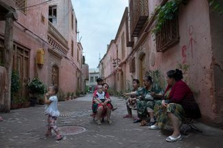Уйгурские женщины собираются в старом городе в Кашгаре перед уроком китайского языка