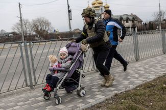 Украинский военный помогает эвакуироваться жителям Киевской области
