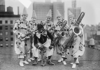 Оркестр саксофонистов Six Brown Brothers. Один из его участников снят в гриме «блэкфейса», 1915–1920 годы