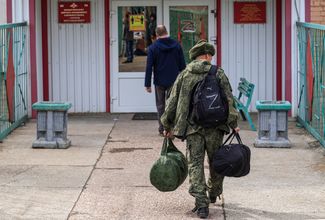 Мобилизованный житель Волгограда перед военкоматом