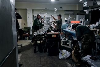 Раненые солдаты украинской армии получают первую помощь в госпитале Бахмута