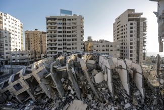 Обломки 14-этажного здания Бурдж-Ханади после ночных израильских авиаударов по городу Газа. 13 мая 2021 года