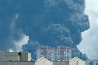 Smoke from a fire at an oil terminal in Voronezh. The region’s governor reported that over 100 firefighters and 30 vehicles are working to extinguish the fire.