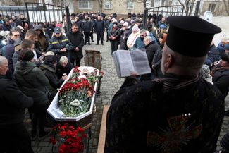 Проститься с погибшим в результате российского удара сотрудником ГСЧС Украины пришли родные и сослуживцы