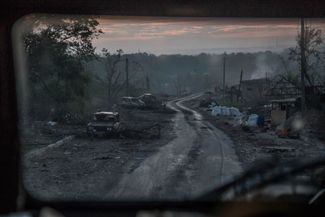 Разбитые гражданские автомобили у дороги рядом с линией фронта в Северодонецке Луганской области. 8 июня 2022 года