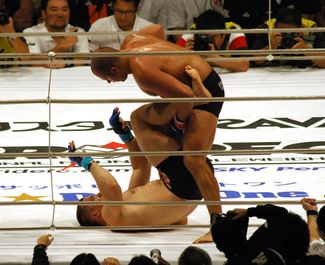 Федор Емельяненко побеждает Мирко Кро Копа в матче за титул организации Pride, 28 августа 2005 года