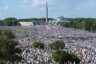 Тысячи людей на митинге в поддержку белорусской оппозиции и против жестокости милиции в ходе разгона акций протеста против результатов президентских выборов в стране. Минск, 16 августа 2020 года