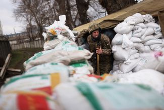 Украинские военные на блокпосту у железной дороги. Одесса