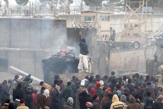 Афганцы протестуют у американской авиабазы Баграм в Кабуле. Больше двух тысяч человек собрались у ворот базы после сообщений о сожжении нескольких экземпляров Корана военными. 21 февраля 2012 года