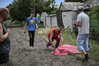 Житель Лисичанска над телом своего сына, который был убит, как утверждается, кассетным боеприпасом