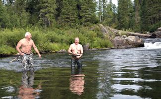 Глава Хакасии в 2009–2018 годах Виктор Зимин и президент России Владимир Путин на рыбалке в Туве. Август 2017 года