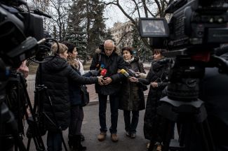 Оппозиционный активист Владимир Ионов дает интервью журналистам в Харькове, 23 декабря 2015 года