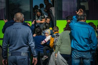 Очередь в автобус, эвакуирующий людей из Степанакерта в Ереван. 3 октября 2020 года
