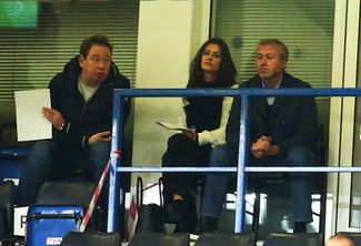 Леонид Слуцкий (крайний слева) и Роман Абрамович смотрят матч «Челси» и «Манчестер Сити» на стадионе «Челси», 26 апреля 2017 года
