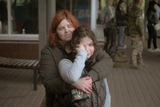 Дочь и жена военного врача пехоты, 43-летнего Алексея, прощаются с ним перед отправкой в Донецк