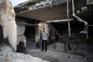 Жительница Новоселовки Жанна Дунаева внутри своего разрушенного дома