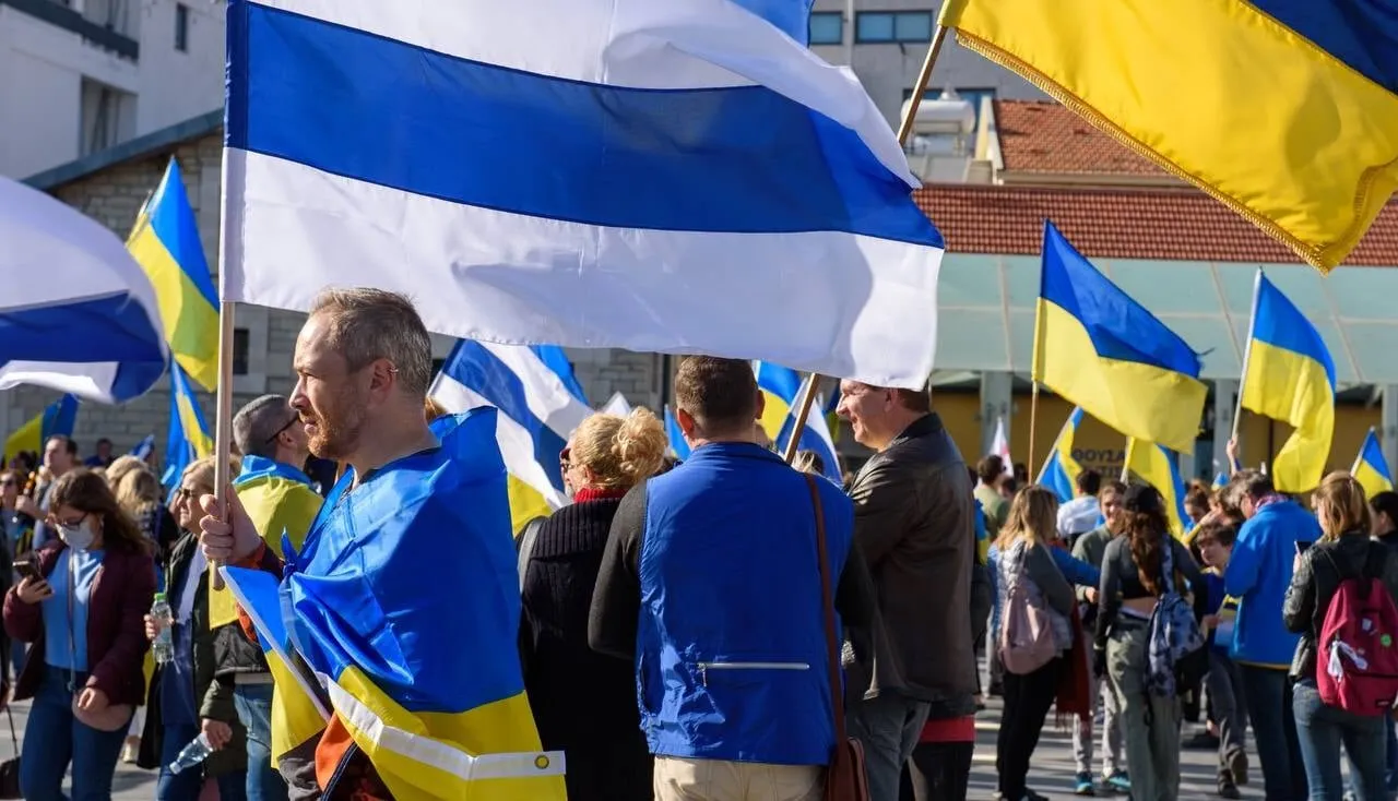 У антивоенного движения появился новый символ протеста — бело-сине-белый  флаг. «Медуза» рассказывает, кто и зачем его придумал — Meduza