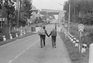 Два беженца идут к границе между Чехословакией и Германией. 23 августа 1968 года