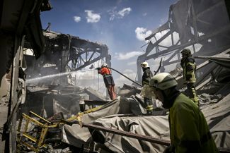 Пожарные тушат развалины цехов завода по производству строительных смесей, разрушенных в ходе артобстрела Бахмута. Российское наступление на севере Донбасса продолжается<br>