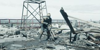 Кадр из четвертой серии сериала «Чернобыль»: ликвидаторы сбрасывают куски графита с крыши четвертого энергоблока