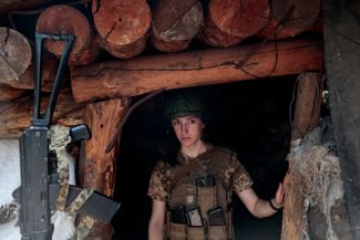 Украинская военнослужащая в окопе