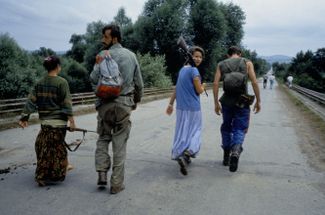 Первые боснийские мусульмане, прорвавшиеся через сербские укрепления в Сребренице, на пути в город Тузла