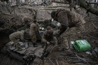 Украинские танкисты готовятся открыть огонь с закрытой позиции по российским позициям под Авдеевкой