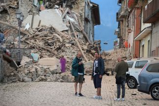 Местные жители у развалин дома в Аматриче