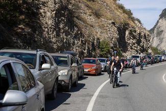 Часть очереди на КПП «Верхний Ларс» на российско-грузинской границе