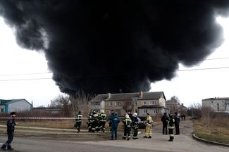Пожар на нефтебазе «Роснефти». По сообщениям администрации Белгорода, пожар произошел в результате авиаудара со стороны Украины. Белгород, 1 апреля 2022 года