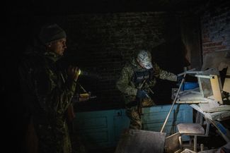 Бойцы спецназа украинской Национальной гвардии ищут мины в подвале здания, где жили российские военные. Армия РФ захватила село Вишневая Харьковской области в начале войны, ВСУ освободили его в сентябре