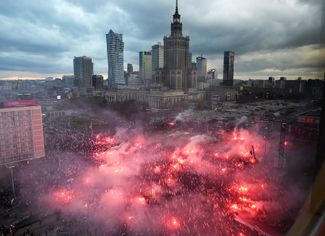 Польские националисты жгут файеры на марше в честь Дня независимости Польши. Варшава, 11 ноября