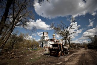 Разрушенная церковь в селе Лукашовка, которую, как утверждают местные жители, российские войска использовали как склад боеприпасов
