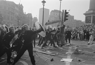 Protesters fight the police in Trafalgar Square, London in 1990. The reason for the protests was the new flat rate poll tax (Poll Tax or Community Charge).  With them, Thatcher decides to replace them with a property tax whose rate depends on its conditional rental value.  The introduction of the tax and the subsequent protests became one of the reasons for Thatcher's resignation at the request of his own party.