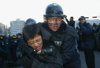 Задержание активиста, требующего отмены закона о госбезопасности. 30 декабря 2004 года. Сеул, Южная Корея