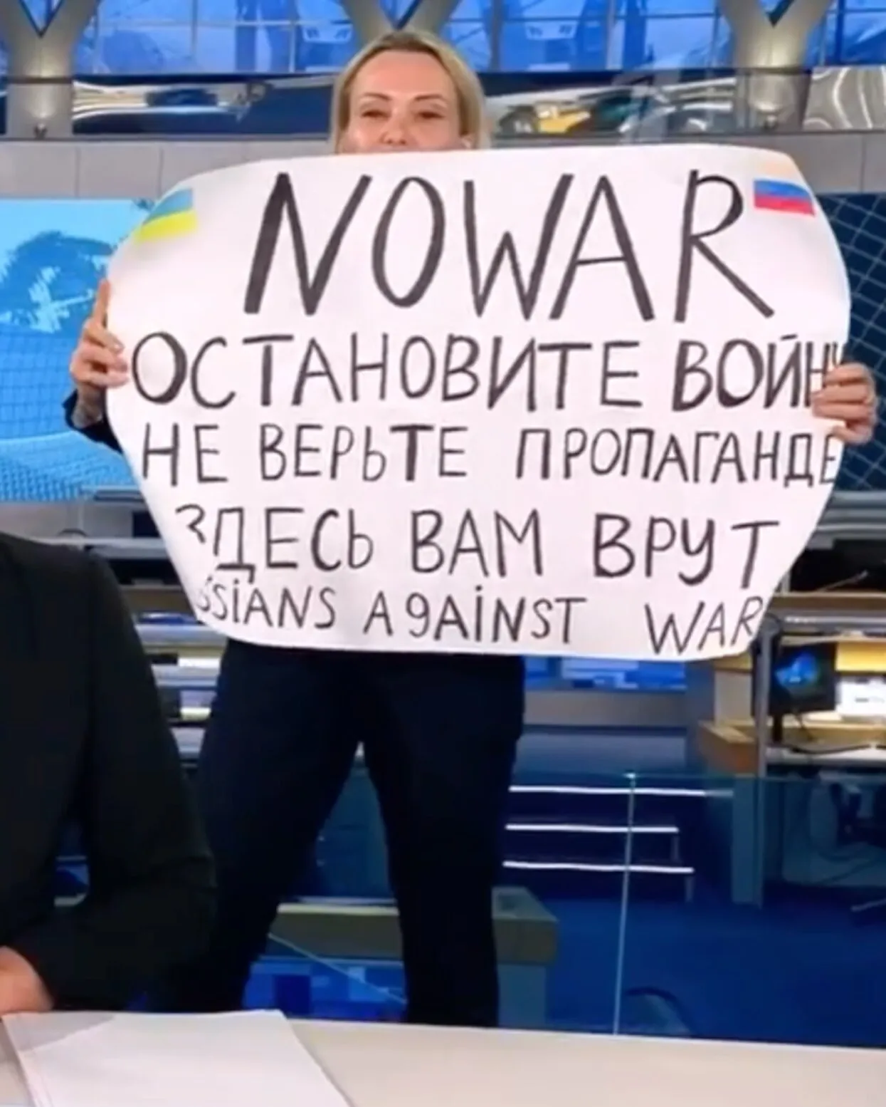 Все без исключения понимают, что врут» «Медуза» рассказывает историю Марины  Овсянниковой, вышедшей с антивоенным плакатом в эфир Первого канала. Бонус:  что на канале происходит из-за войны — Meduza