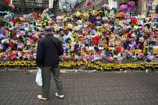 Мемориальная стена в память о погибших во Львове. Город стал убежищем для более чем 200 тысяч переселенцев из других регионов, но неделю назад в результате ракетного обстрела в городе погибли семь человек