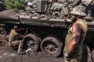 Украинские военные 72-й бригады ремонтируют танк Т-72, захваченный у российской армии