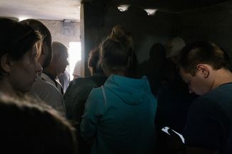 Люди прячутся в бетонном укрытии во время обстрела в Белгороде. Апрель 2024 года
