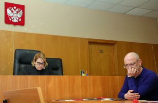 Максим Резник в суде на заседании по иску к Александру Беглову